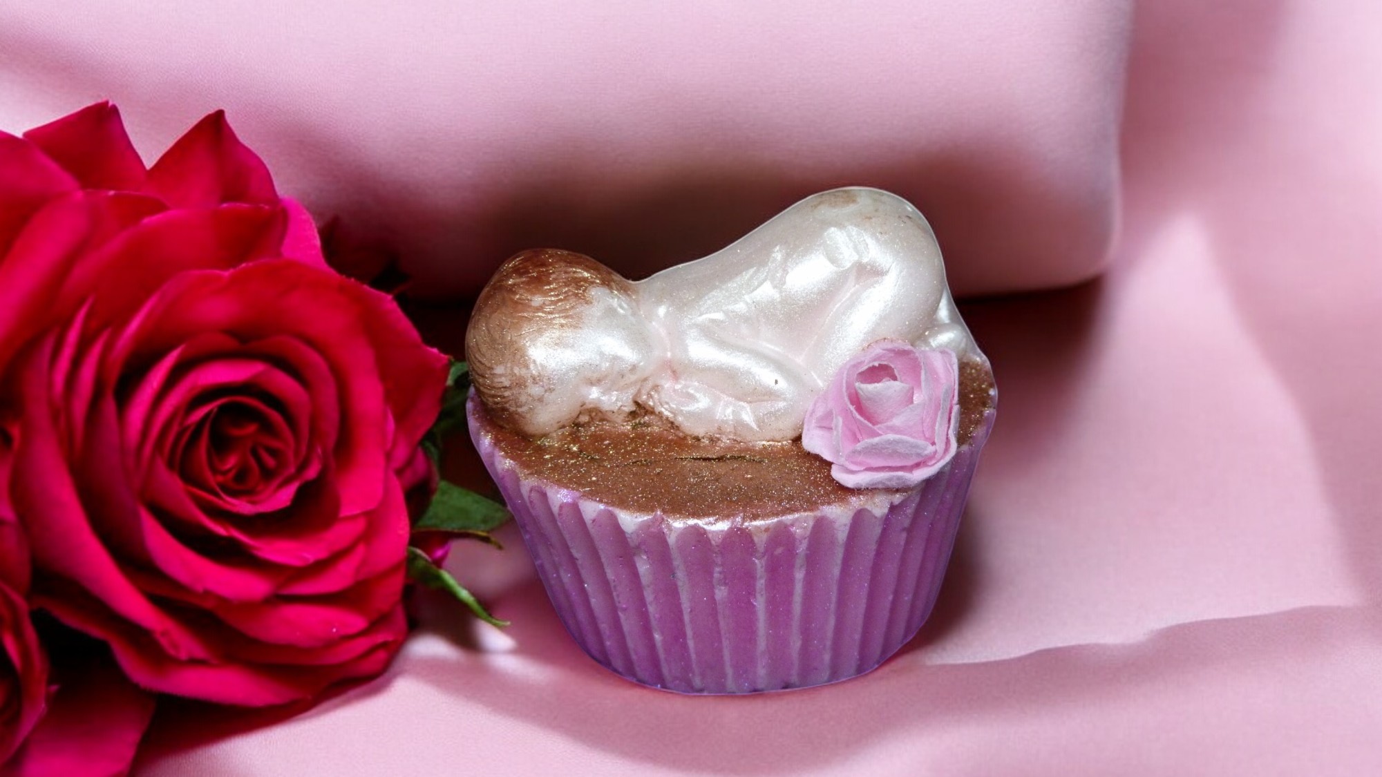 Baby op Cupcake Zeepje met Mica Meisje (image for) Baby op Cupcake Zeepje met Mica Meisje